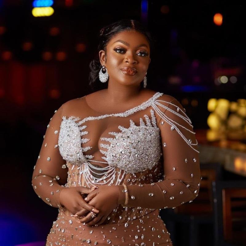 “I face a lot, but I’m not a story teller” – Eniola Badmus shares cryptic post, netizens react