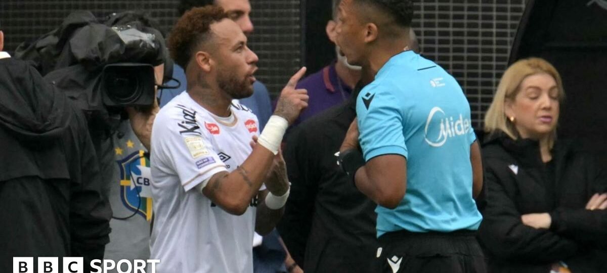 Neymar furious as he is wrongly substituted