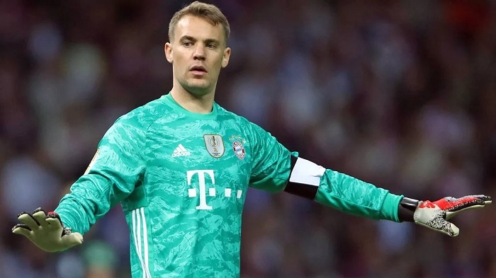Bayern Munich legend Manuel Neuer thanks fans for support after extending contract (Video)