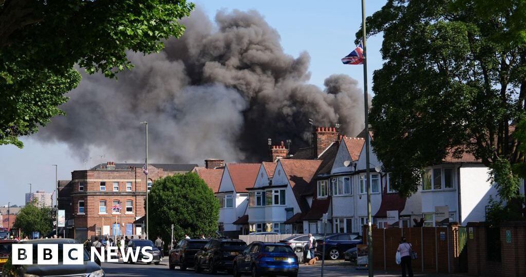 Around 100 firefighters tackle Golders Green blaze