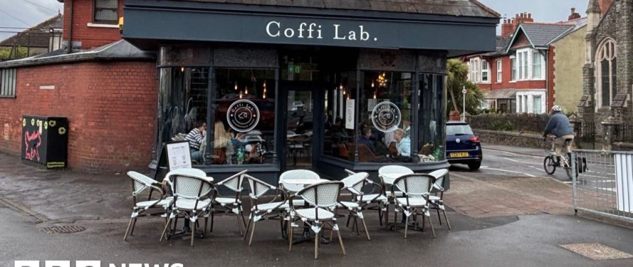 Coffee chain sorry for banning teens revising for school exams
