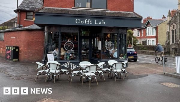 Coffee chain sorry for banning teens revising for school exams