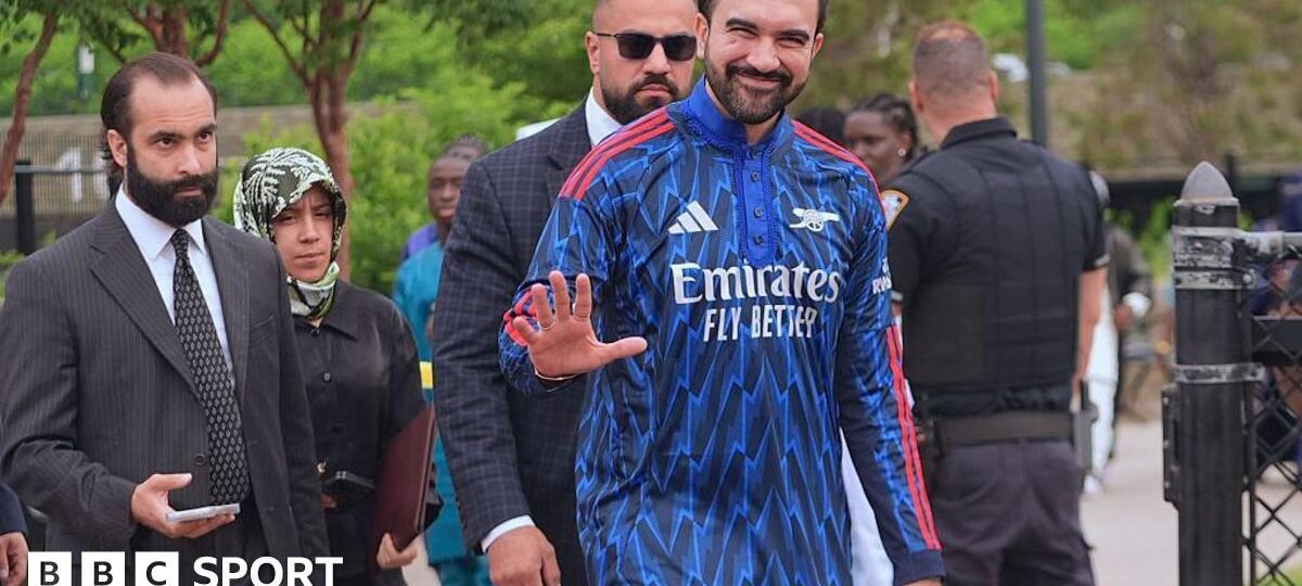 New York mayor wears Arsenal kurta during Eid prayers