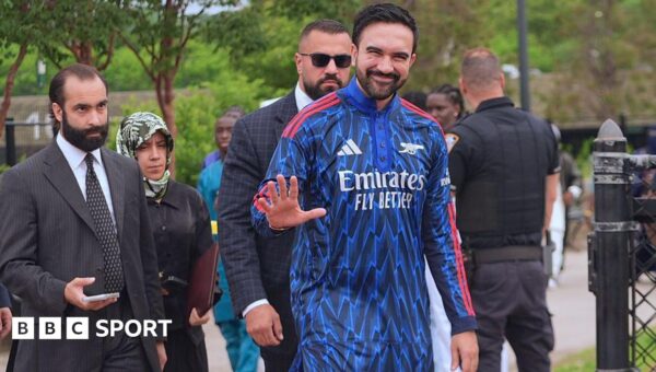 New York mayor wears Arsenal kurta during Eid prayers
