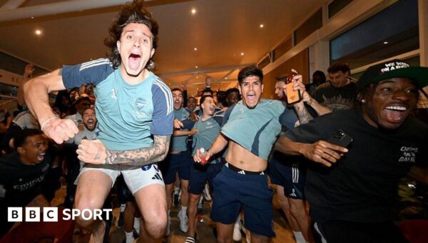 Arsenal players celebrate title at Emirates at 5am