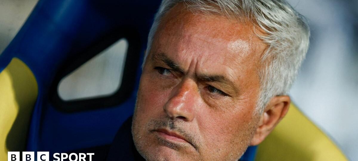 Mourinho completes unbeaten season with Benfica