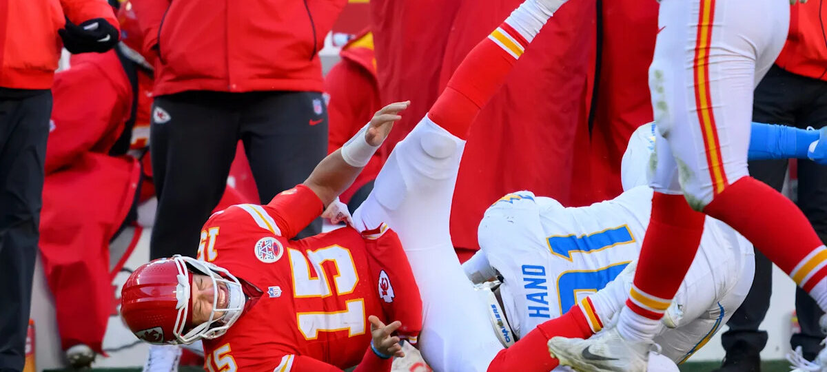 Mahomes takes part in Chiefs' first voluntary workout, just 5 months after undergoing knee surgery