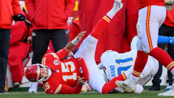 Mahomes takes part in Chiefs’ first voluntary workout, just 5 months after undergoing knee surgery