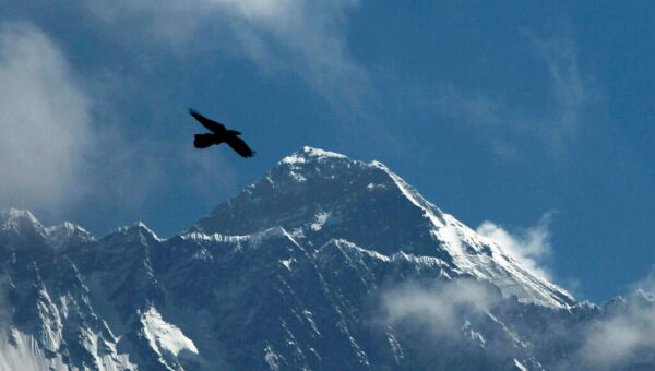 American climber breaks Everest speed record, his team says