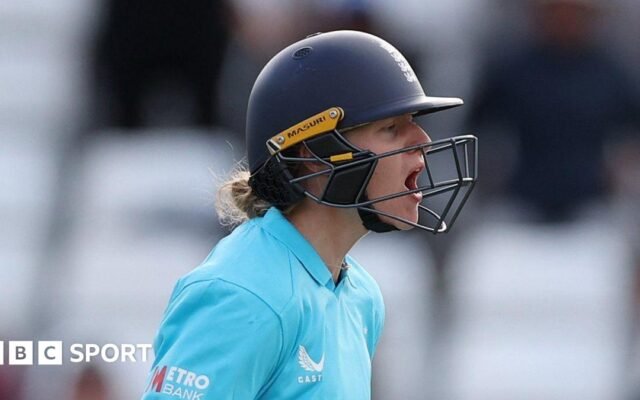 Dean drags England to one-wicket win over NZ