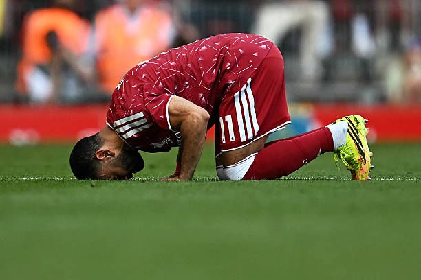 Watch: Mo Salah leaves the Anfield pitch for the final time to an incredible sending off from fans