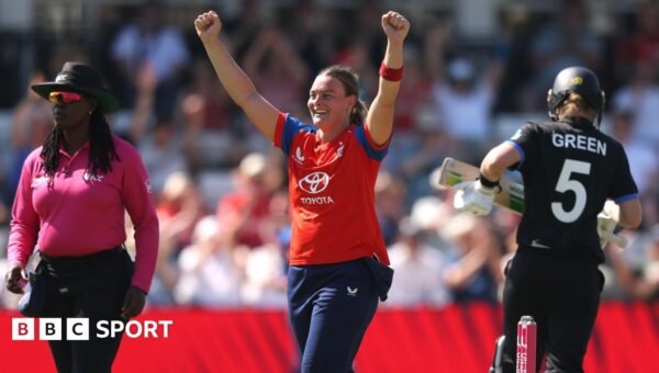 Gibson helps England beat NZ to clinch T20 series