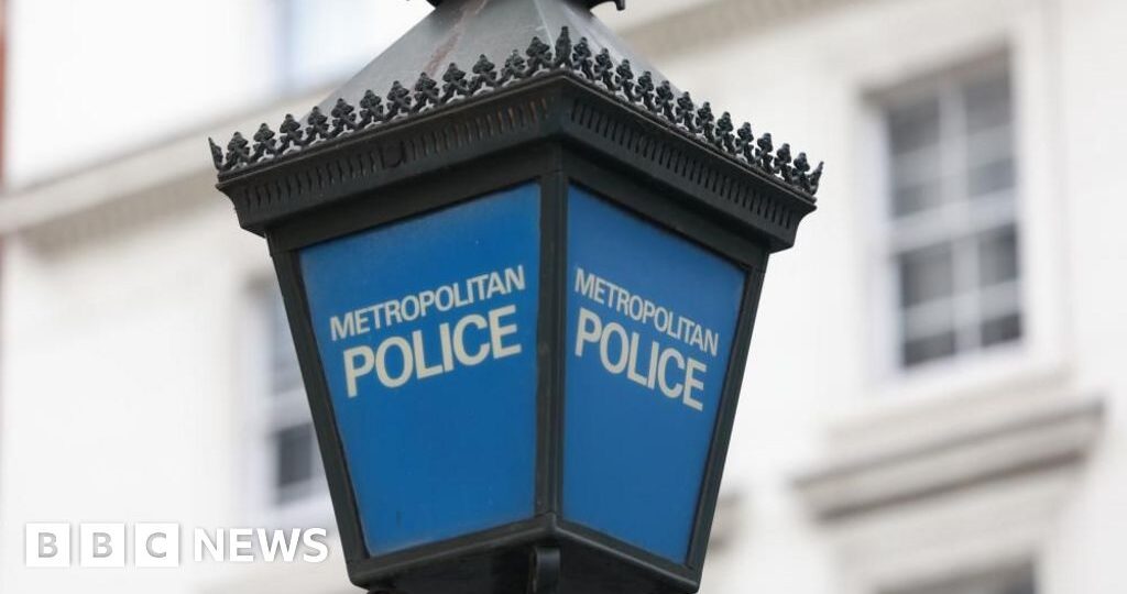 Man sought by police after making antisemitic threats