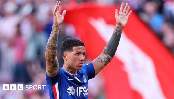 Fernandez wants Chelsea exit but club would demand £120m