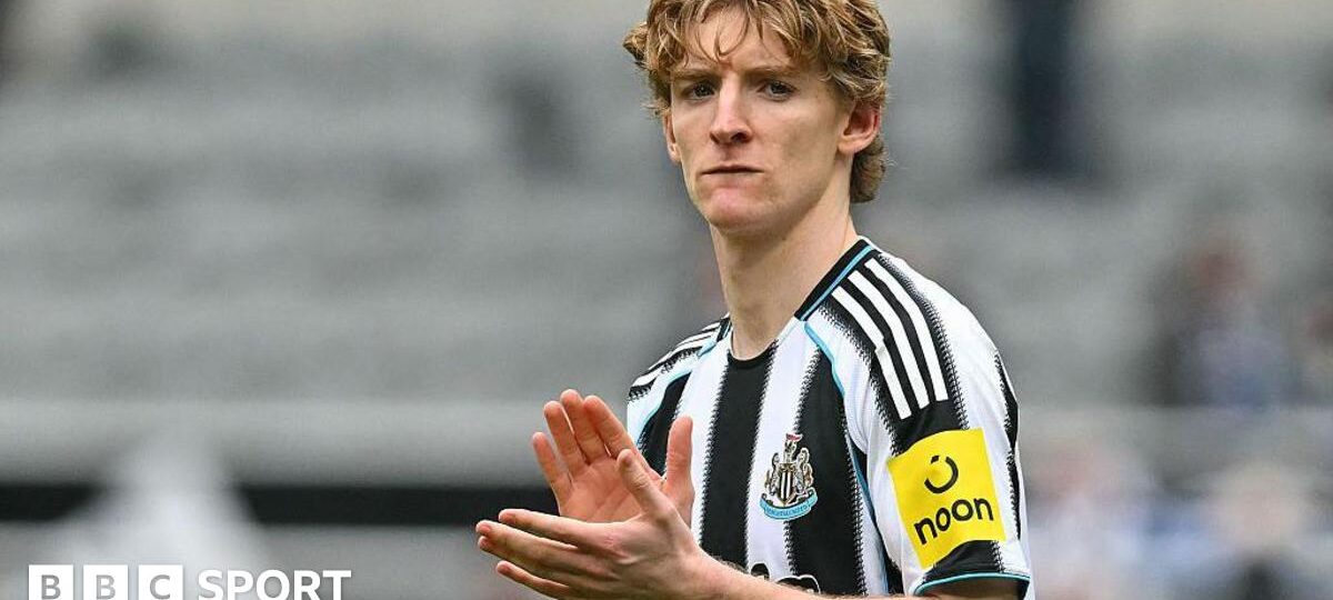 Barcelona unveil Gordon after Newcastle move