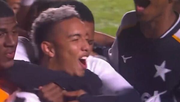 Botafogo midfielder Jordan Barrera scores stunning late equalizer to salvage a point against Sao Paulo (Video)