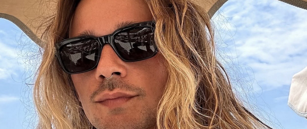 Celebrity Hairstylist Travis Ogletree’s Golden Rules for Shiny, Sun-Kissed Locks All Summer Long