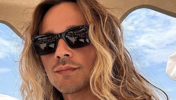 Celebrity Hairstylist Travis Ogletree’s Golden Rules for Shiny, Sun-Kissed Locks All Summer Long