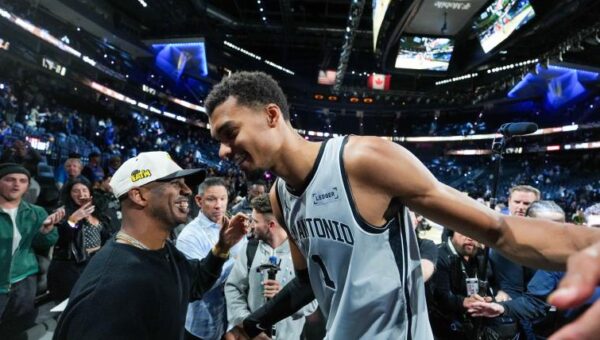 Isaiah Thomas believes Chris Paul staying could've won the title for the Spurs