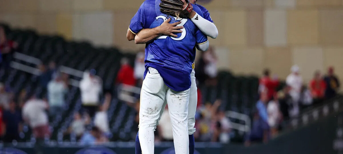 Clemens, Lewis, Lee homer off Stanek in the Twins' 9-8 win over the Cardinals