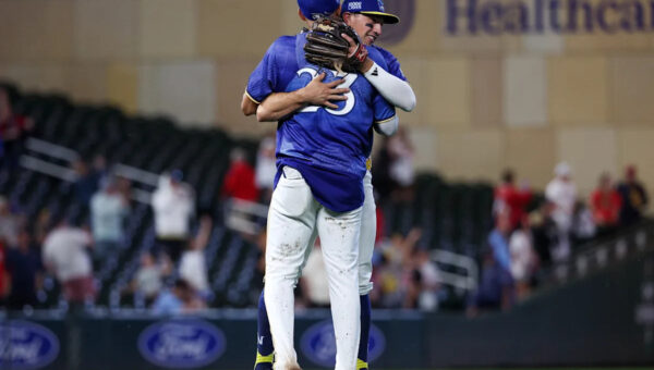 Clemens, Lewis, Lee homer off Stanek in the Twins' 9-8 win over the Cardinals