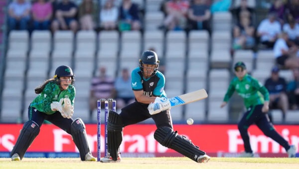 New Zealand edge Ireland by 4 runs to keep Women's T20 World Cup hopes alive