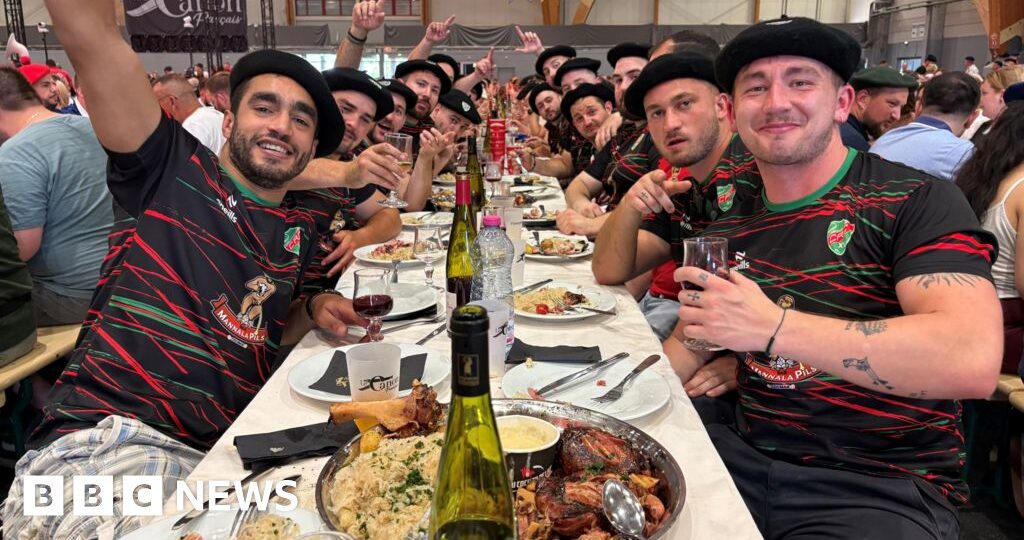 Giant banquets rile radical left in France