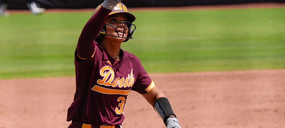 Top transfer catcher commits to Texas softball