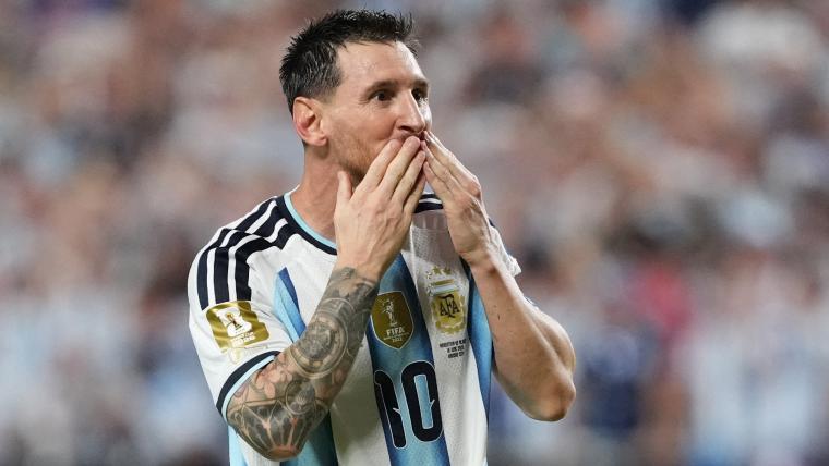 Lionel Messi gets curtain call, standing ovation, handshake from referee after hat trick in World Cup opener vs Algeria