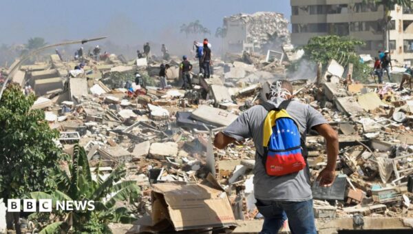 Venezuela earthquakes kill 920 people as families desperate for news