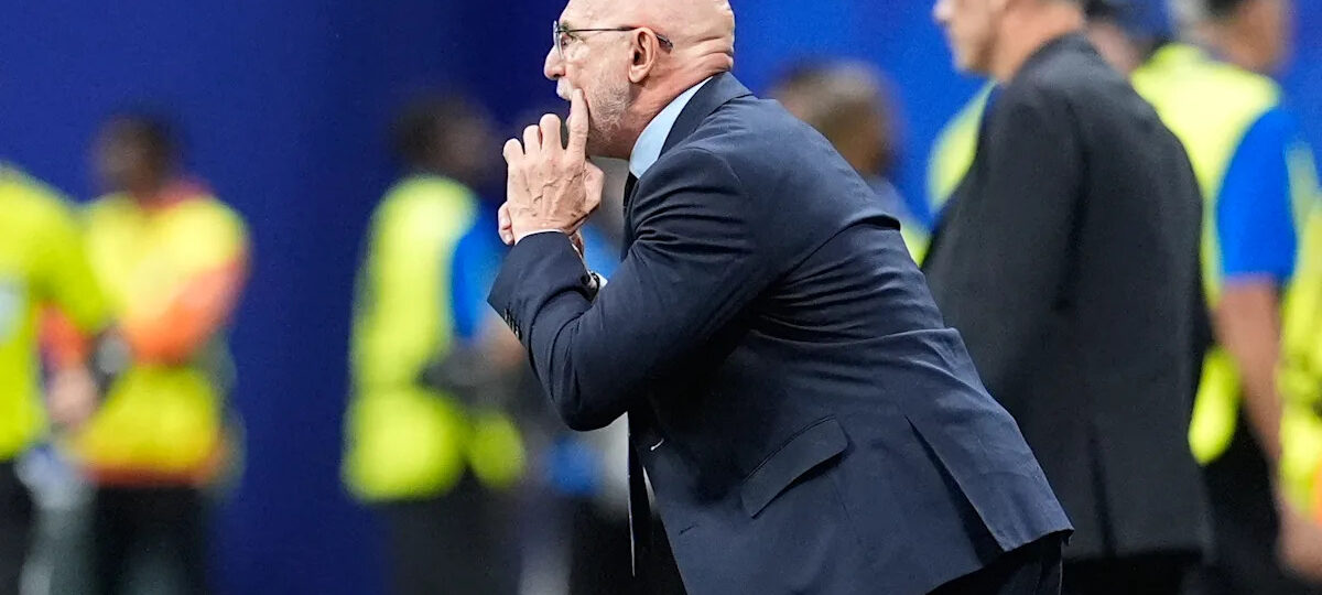 Spain’s Luis de la Fuente reconnects with Uruguay coach Marcelo Bielsa at the World Cup