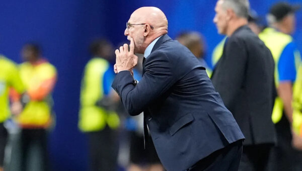 Spain’s Luis de la Fuente reconnects with Uruguay coach Marcelo Bielsa at the World Cup