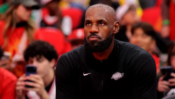 Lakers and Cavs trade proposal would send LeBron James to Cleveland, $90 million starting center to Los Angeles