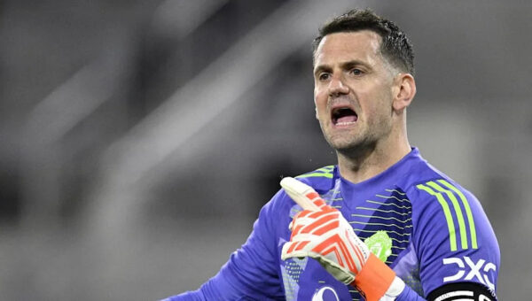 Tom Heaton: Man United confirm one-year contract extension