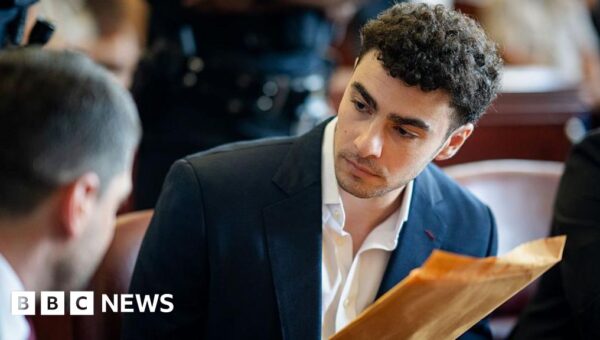 Mangione’s lawyers reverse course on psychiatric defence in state murder trial