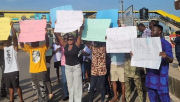 Ogun: Youths, mothers protest against Oyo abduction, demand closure of schools