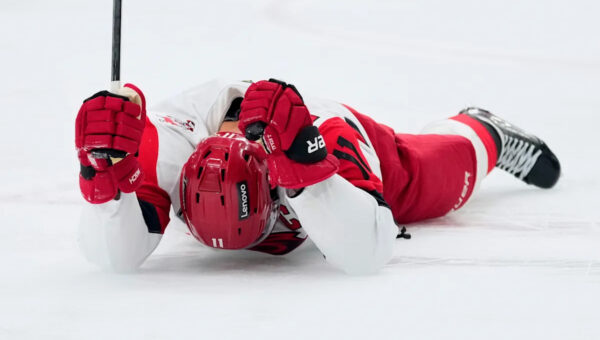 Staal’s acrobatic backhand shot gives Hurricanes win over Golden Knights, ties Stanley Cup Final