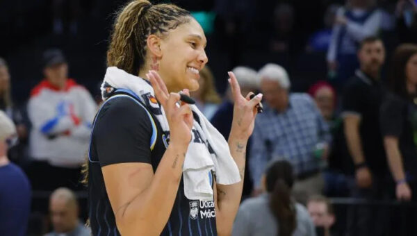 Dawn Staley reacts after Kamilla Cardoso makes WNBA history with perfect performance