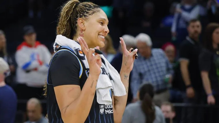 Dawn Staley reacts after Kamilla Cardoso makes WNBA history with perfect performance