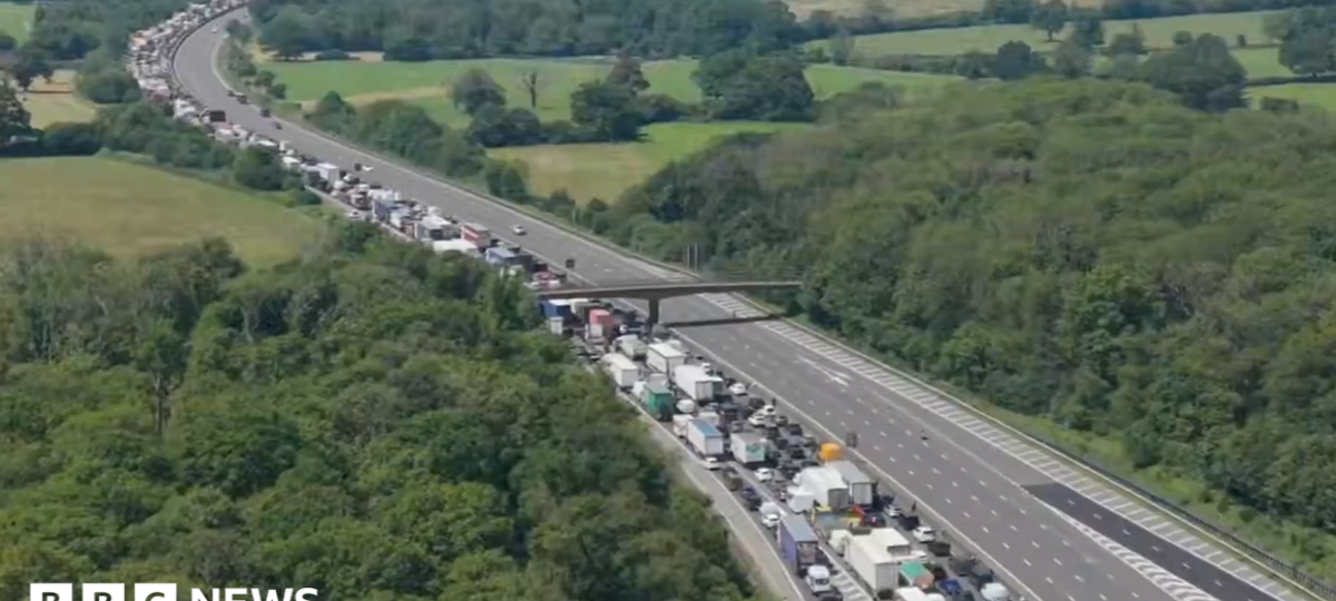 Emergency calls as traffic stranded on M25 in heat