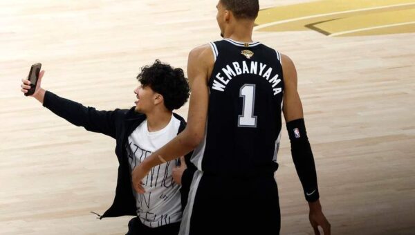Fan runs on court to take selfie with Victor Wembanyama during Finals Game 1