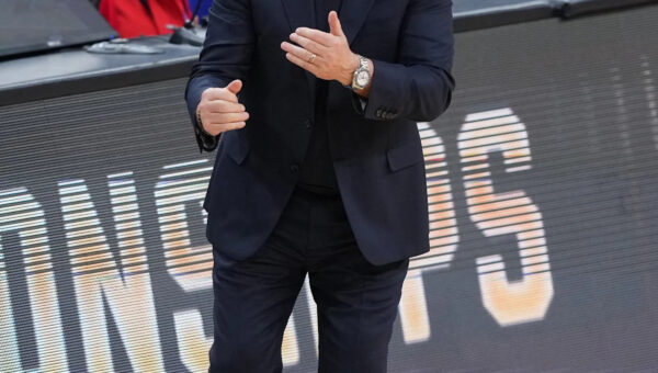 Geno Auriemma, Robin Roberts to call WNBA game in celebration of 30th anniversary