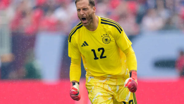 Oliver Baumann says there’s no heat with Manuel Neuer