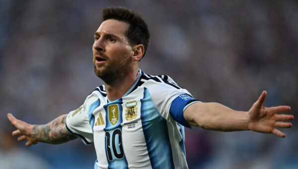 Jameis Winston turns up to Argentina vs Algeria carrying a goat dressed in a Lionel Messi shirt