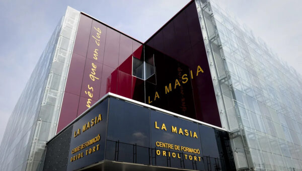 Official: Barcelona secure future of highly-rated La Masia defensive gem