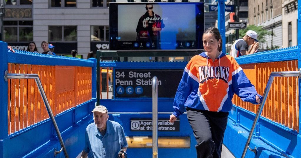 When Knicks Are On, New York’s Dealmakers Turn Off