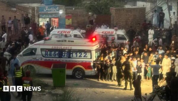 Roof collapse kills 14 children at Pakistan tuition centre