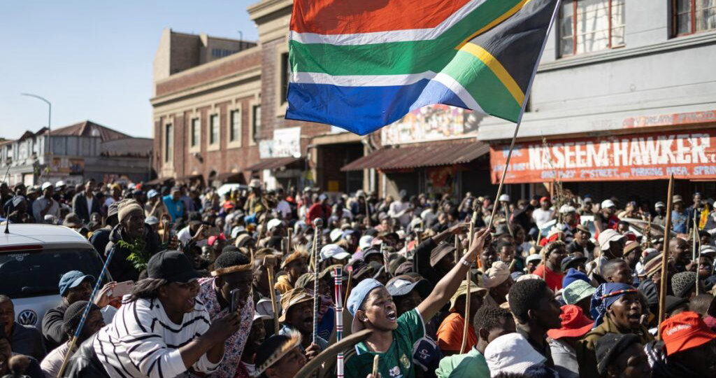 Nigerians fleeing xenophobic attacks in S’Africa head home