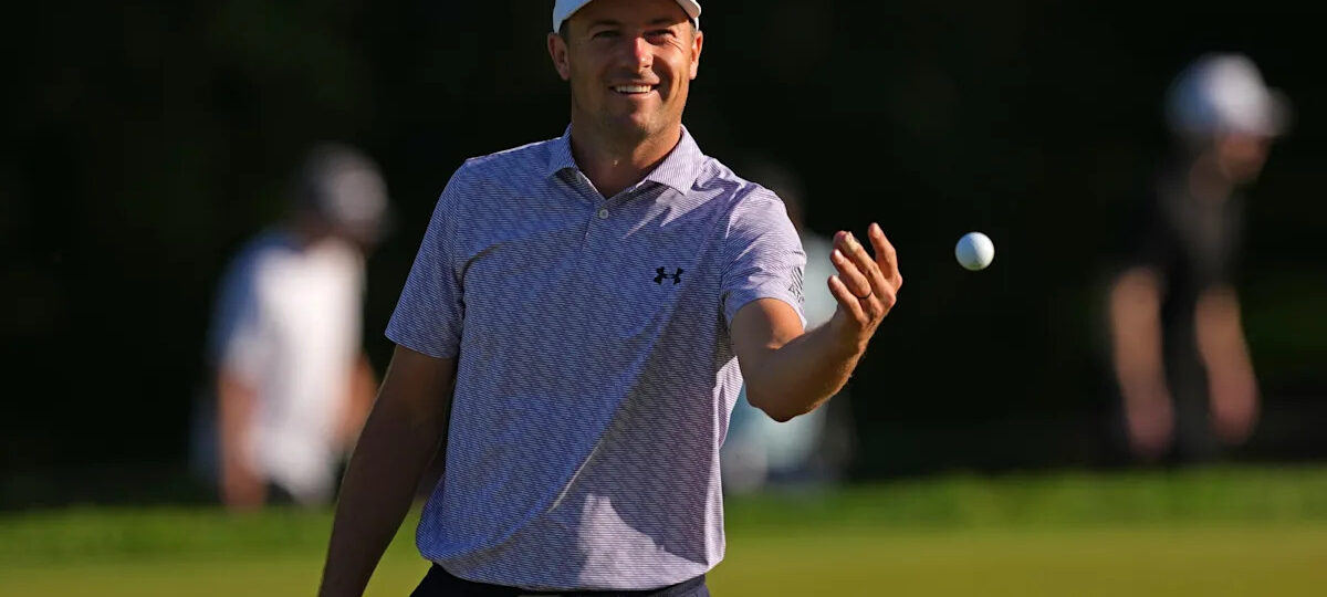 WATCH: Jordan Spieth makes 62-footer with back turned to the hole