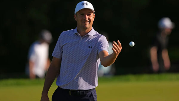 WATCH: Jordan Spieth makes 62-footer with back turned to the hole